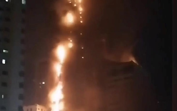 В ОАЭ пожар охватил почти весь небоскреб
