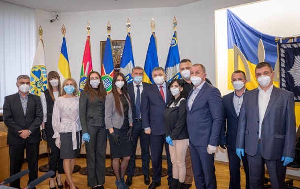 Аваков наградил прибывших из Италии украинских медиков