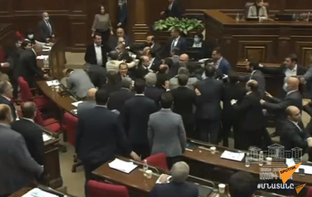 У Вірменії відбулася масова бійка в парламенті