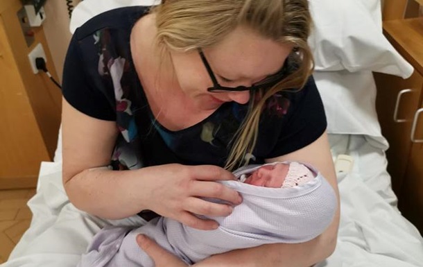 Медсестра, як не підозрювала про вагітність, народила дитину