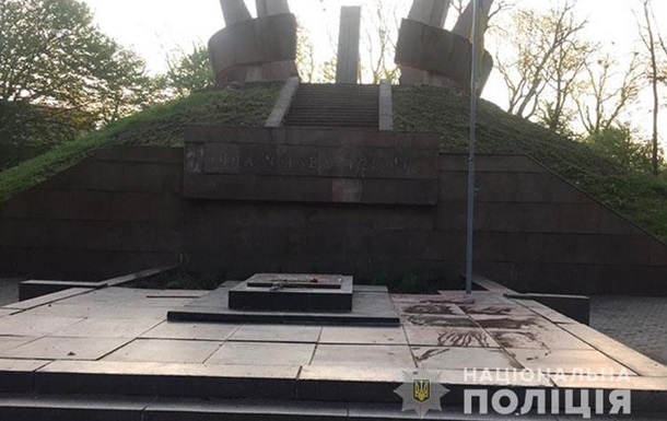 В Тернополе вандал разрисовал краской мемориал Второй мировой и храм