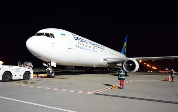 Из Амстердама и Афин прилетели около 300 украинцев