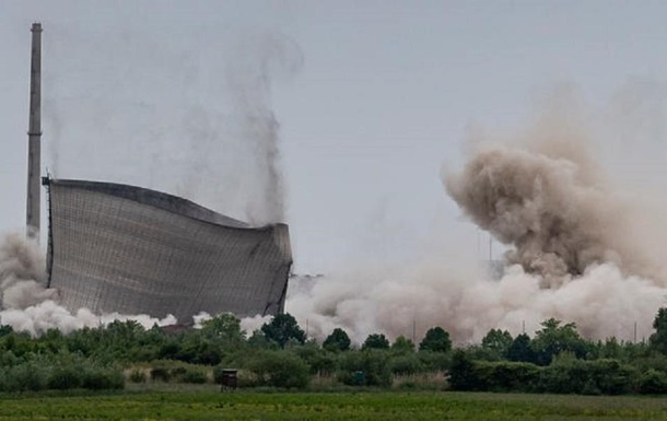 В Германии взорвали башни закрытой АЭС
