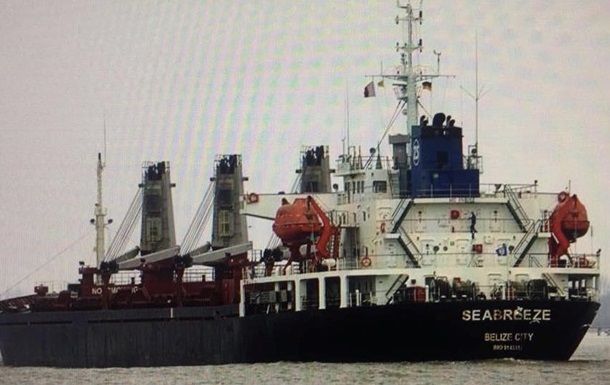 Суд снял арест с судна РФ, добывавшего песок в Черном море