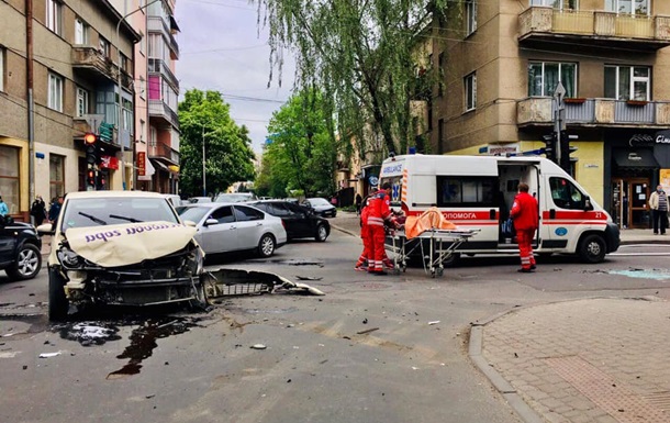 На Прикарпатье легковушка протаранила  скорую , есть пострадавшие