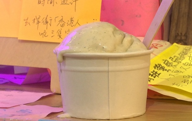 У Гонконзі продають морозиво зі смаком сльозогінного газу