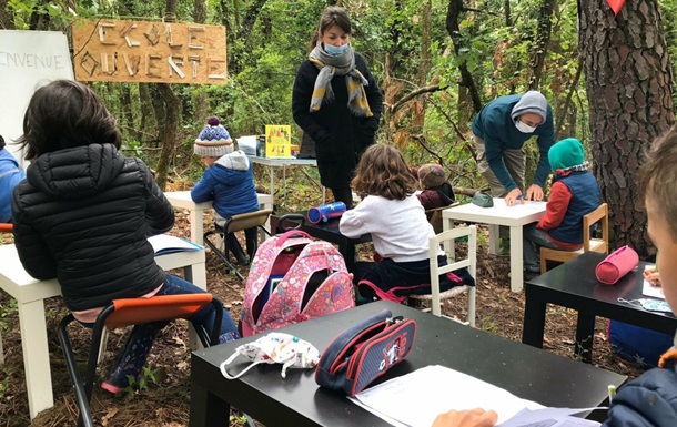 У Франції організували школу в лісі