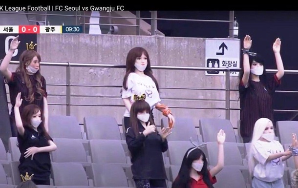 Секс-куклы заменили зрителей на трибунах во время футбольного матча: фото