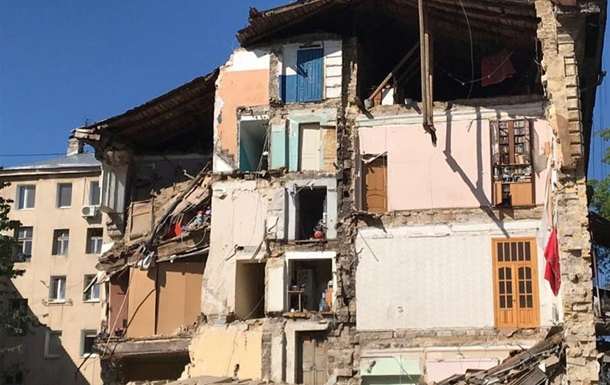 В Одессе рухнул дом: под завалами могут быть люди