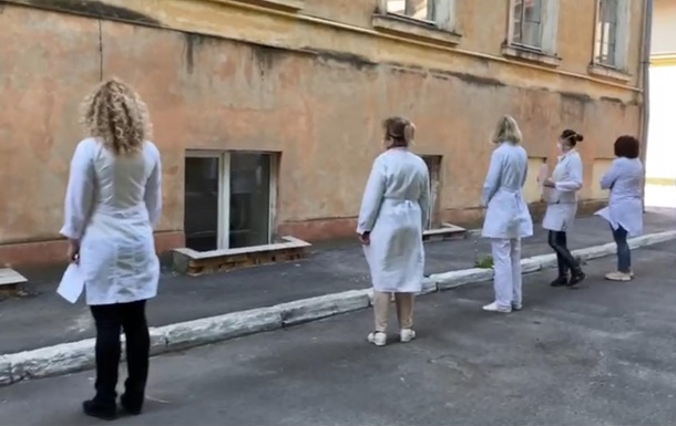 Львовские медики устроили чиновникам  коридор позора 