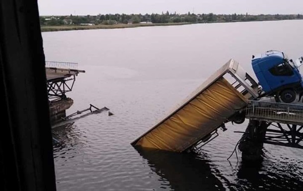 Завалений під фурою міст був розрахований на транспорт до 10 тонн