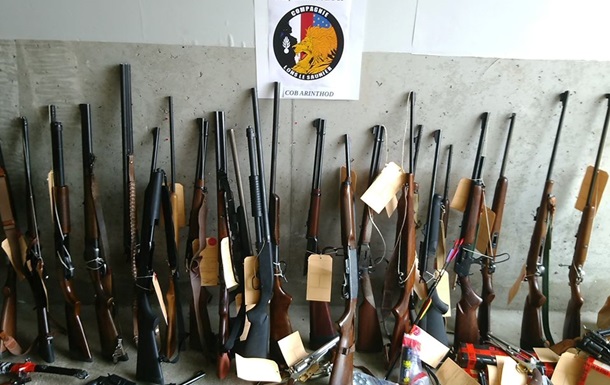 У Франції пенсіонер зібрав десятки рушниць і ножів для захисту від сусідів