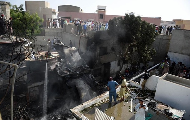Під час аварії літака в Пакистані загинули понад сто осіб