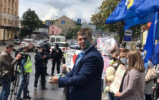 На мітингу в Харкові облили зеленкою екс-депутата