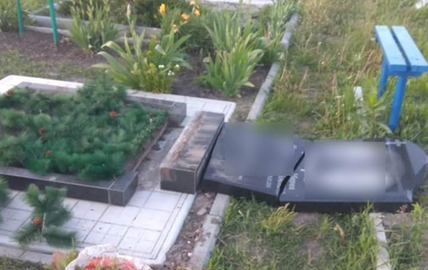 У Харківській області діти влаштували погром на кладовищі