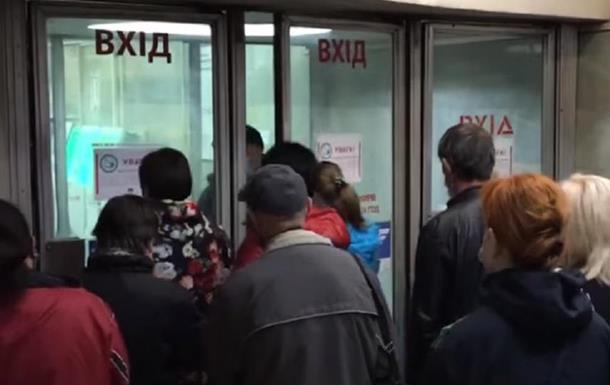 На второй день работы в метро Киева стало больше людей