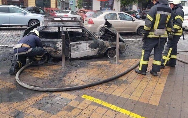 В центре Киева сгорело авто