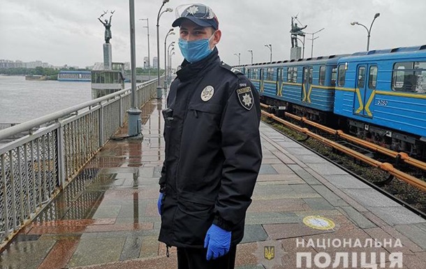 В Киеве мужчина пытался спрыгнуть с моста на станции метро Днепр