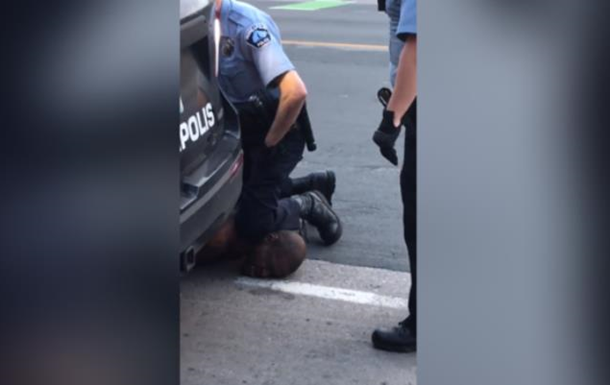 Смертельне затримання у США: офіцер коліном притискав шию чоловіка