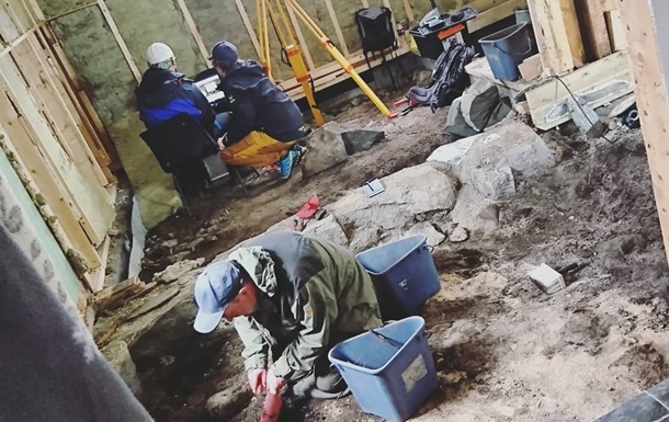 Сімейна пара під час ремонту в будинку знайшла могилу вікінга