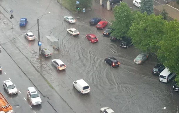 Сильна злива затопила вулиці Одеси