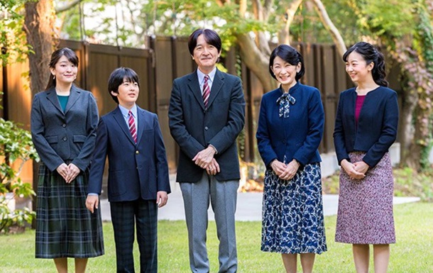 Японский принц шил защитные костюмы для медиков: фото
