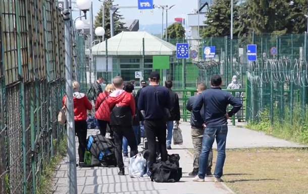 Работу единственного пешего перехода на польской границе показали на видео