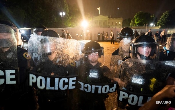 У Белого дома столкновения охраны с протестующими