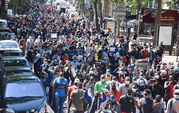 В Париже протесты в поддержку мигрантов