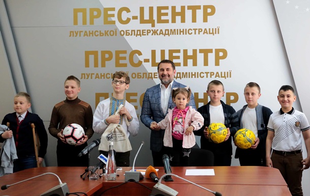 Глава Луганской ОДА Сергей Гайдай вручил детям призы 
