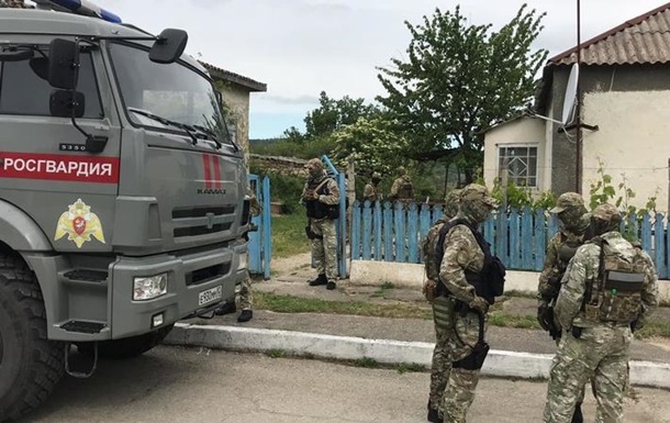 В Крыму ОМОН проводит обыски у крымских татар