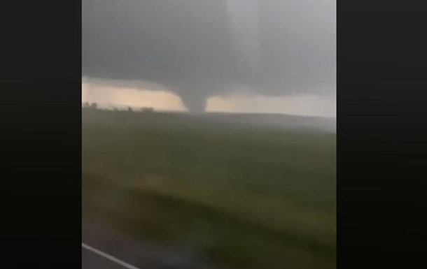 Величезний торнадо на Донбасі потрапив на відео