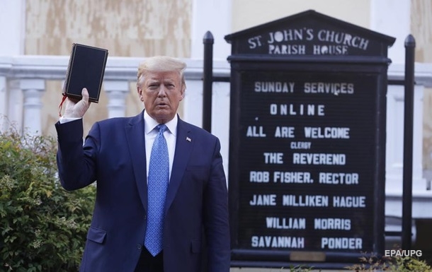 Американське духовенство обурилося через фото Трампа з Біблією