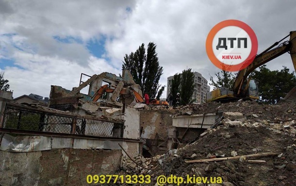 У Києві на будівництві бетонна плита розчавила чоловіка