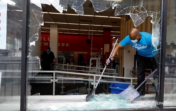 В Филадельфии во время беспорядков повредили десятки банкоматов 