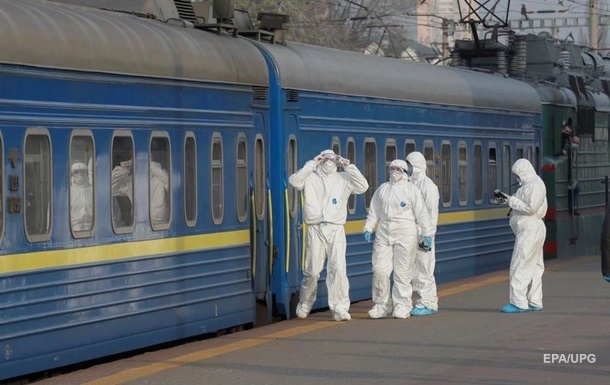 Укрзализныця вернула почти 130 млн за билеты на отмененные поезда