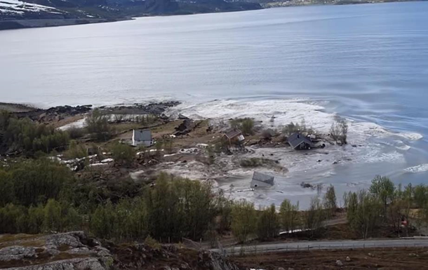 Величезний зсув зніс у море будинки в Норвегії