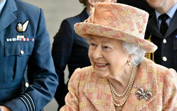 В Британии рассказали, как Елизавета II пряталась в кустах от Чаушеску