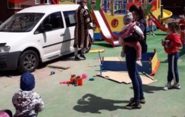 Мужчина в халате оставил авто на детской площадке