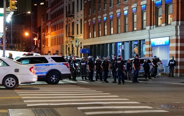 В Нью-Йорке копы получили огнестрельные и ножевые ранения