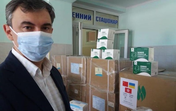 Медики Херсонщины получили защитные костюмы от фонда Новинского