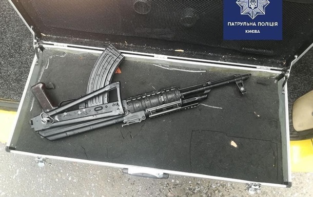 На Київщині у водія Mercedes знайшли зброю і наркотики
