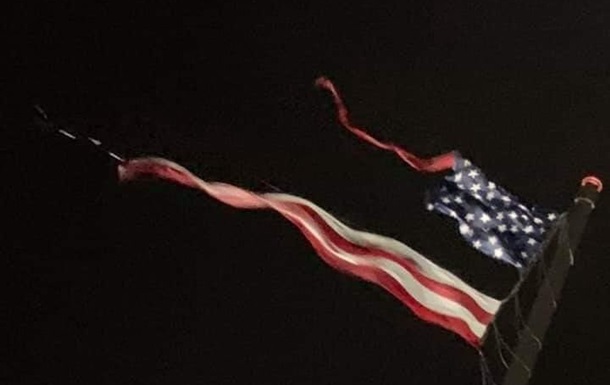 Самый большой флаг США разорвала молния 