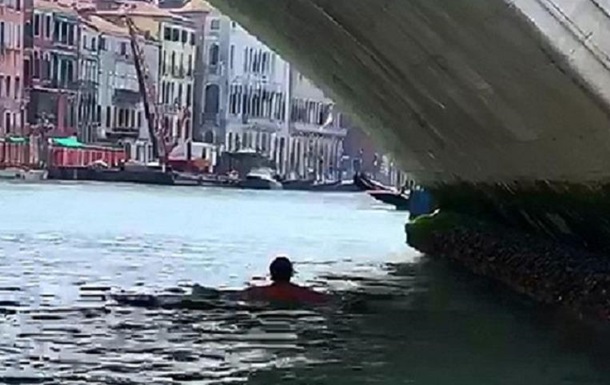 Туристи в день відкриття кордонів викупалися в каналі Венеції