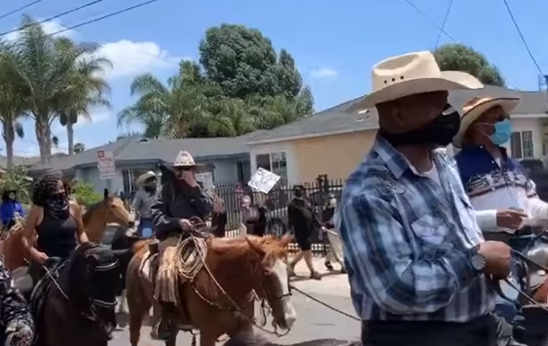 На акцію в передмісті Лос-Анджелеса прибули ковбої на конях