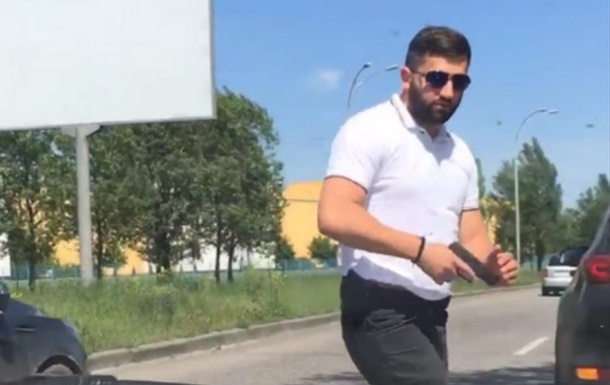 В сети появилось видео дорожного конфликта с охранником Ляшко