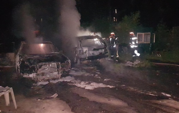 У Києві пожежа знищила два автомобілі