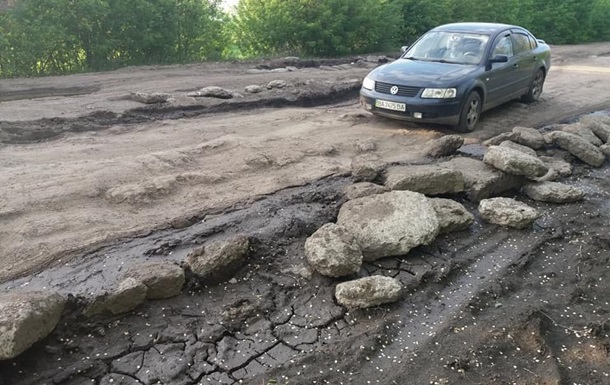 На фото показали аварийное состояние трассы Полтава-Кишинев