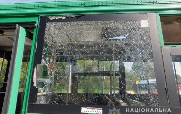 Чоловік розбив вікно київського тролейбуса і поранив жінку
