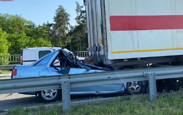 Під Борисполем авто влетіло в фуру, двоє загиблих